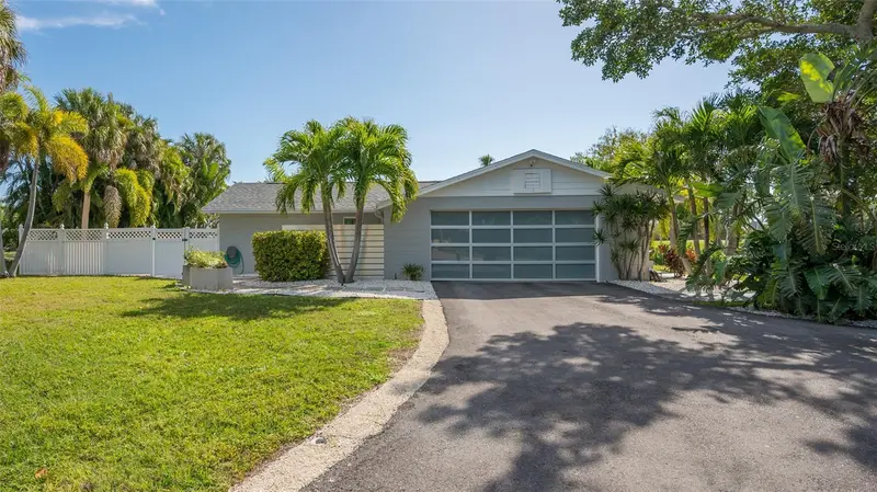 500 SCHOONER LANE, LONGBOAT KEY