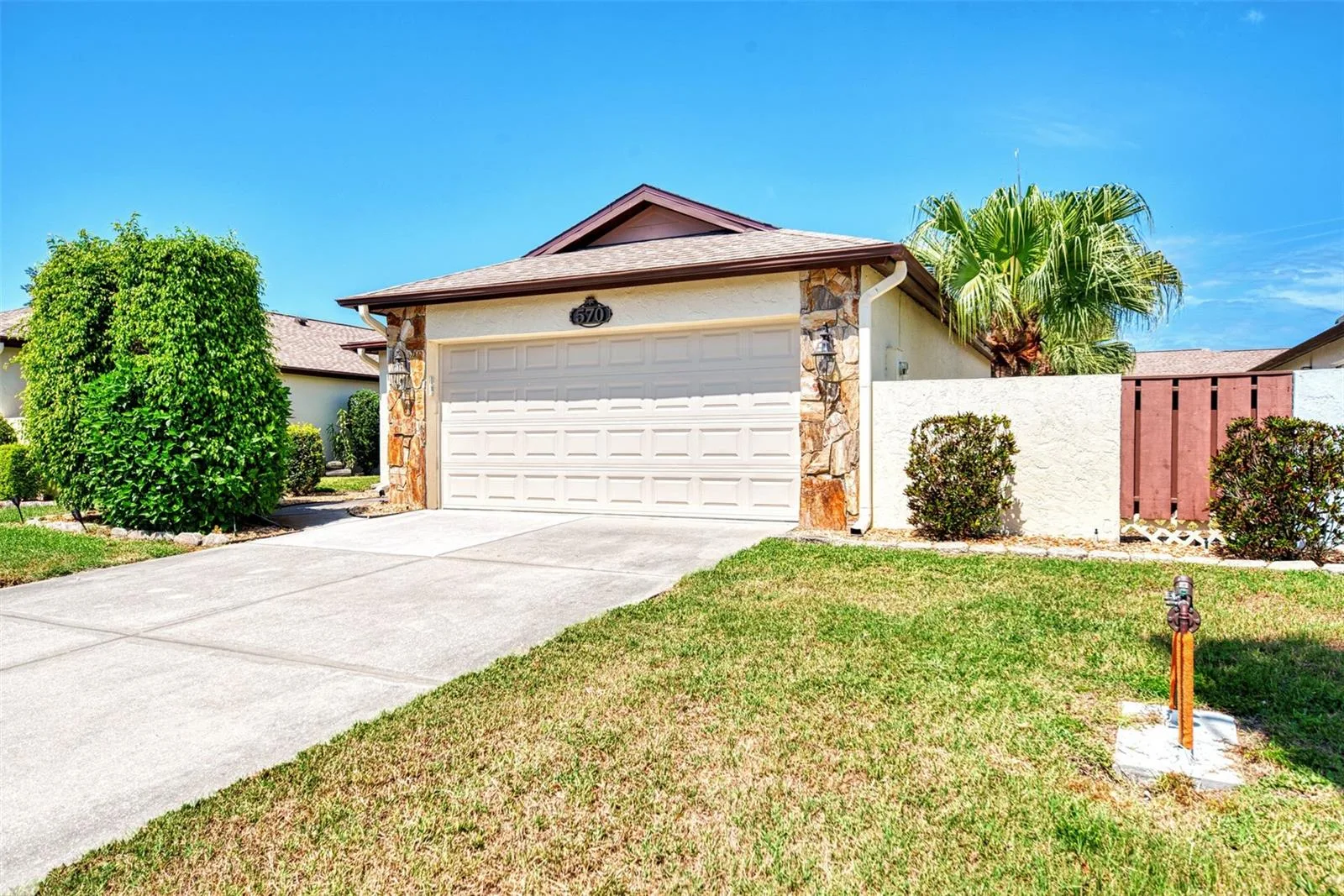 SINGLE FAMILY HOME LOCATED IN FOXWOOD. 1421 SF 2 BEDROOM 2 BATH REMODELED HOME WAITING FOR A NEW OWNER.