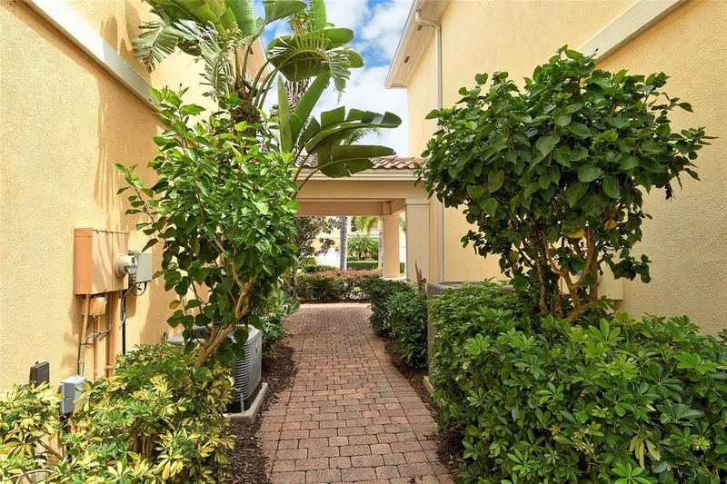 1400 BURGOS DRIVE, SARASOTA, photo 3 of 50