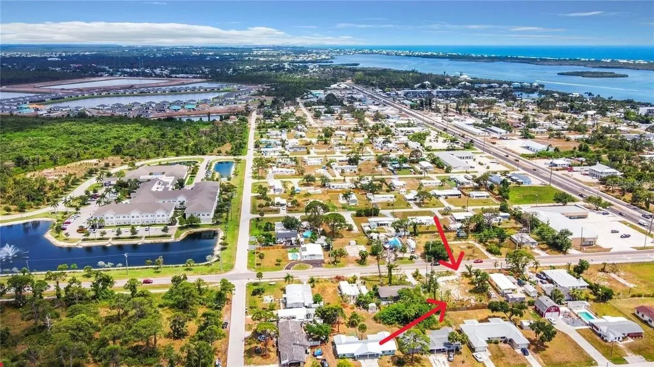 LOCATION! LOCATION!NO FLOOD ZONE! NO HOA! CLOSE TO EVERYTHING! GREAT SPOT TO ADVERTISE!