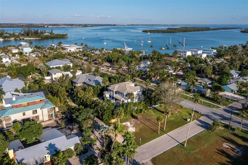 641 BROADWAY STREET, LONGBOAT KEY