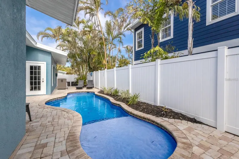 6201 HOLMES BOULEVARD, HOLMES BEACH, photo 2 of 57