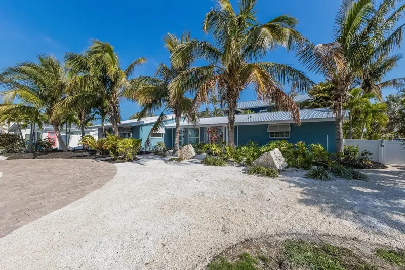 6201 HOLMES BOULEVARD, HOLMES BEACH, photo 5 of 57