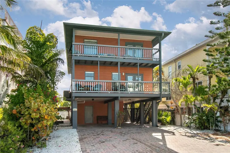 2511 AVENUE C #West, BRADENTON BEACH