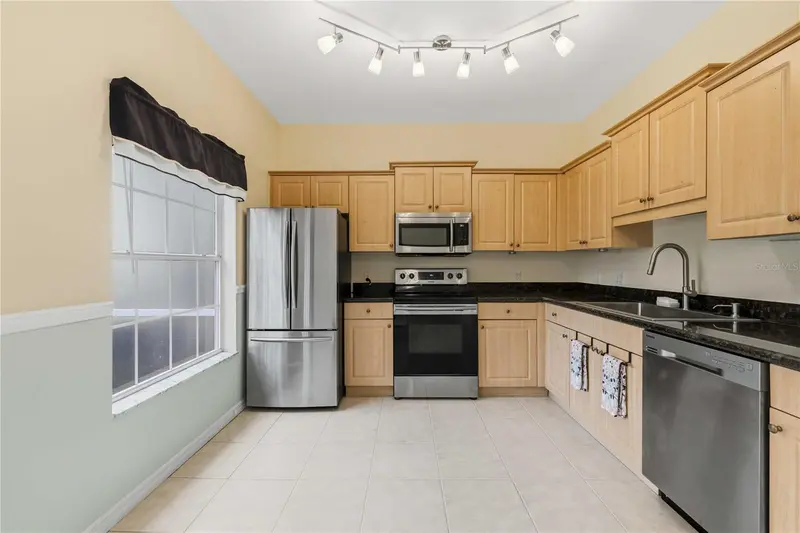 7604 PLANTATION CIRCLE #7604, UNIVERSITY PARK, photo 3 of 37