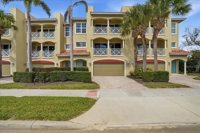 702 GRANADA AVENUE #7, VENICE