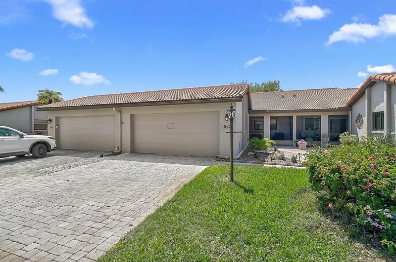 892 COUNTRY CLUB CIRCLE #50, VENICE