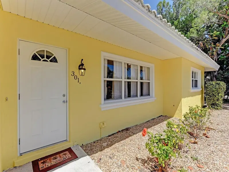 301 AVENIDA MADERA #B, SARASOTA