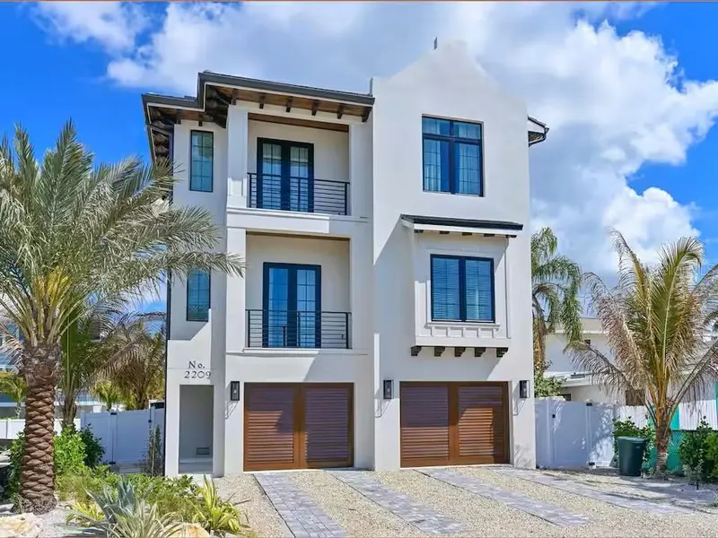 2209 AVENUE B, BRADENTON BEACH
