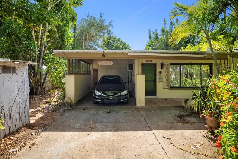 2742 EAST AVENUE, SARASOTA, photo 2 of 78