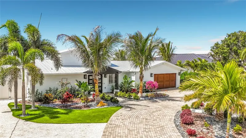 605 KEY ROYALE DRIVE, HOLMES BEACH, photo 4 of 98