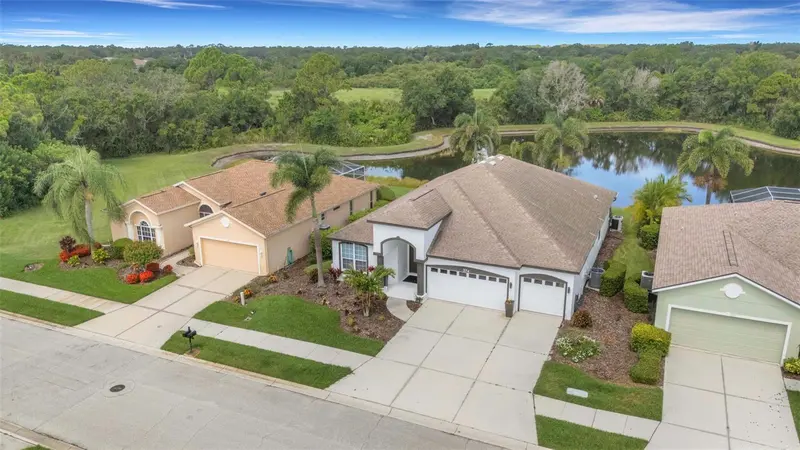 374 LONDONDERRY DRIVE, SARASOTA, photo 2 of 36