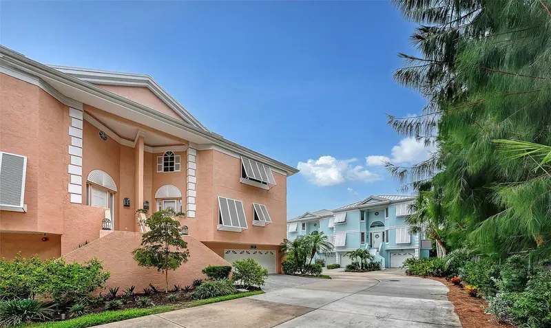 3942 HAMILTON CLUB CIRCLE #13, SARASOTA