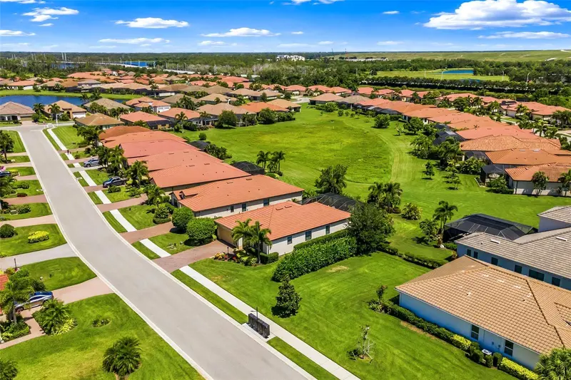 10233 LOCH LOMOND DRIVE, BRADENTON, photo 5 of 96