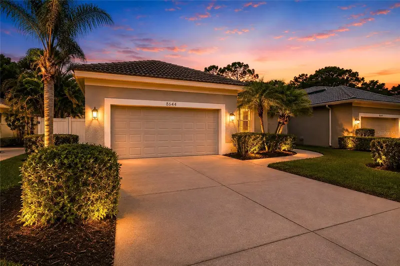 8644 54TH AVENUE CIRCLE, BRADENTON