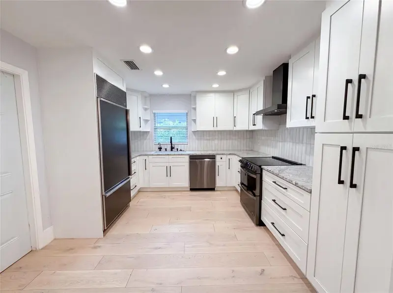 8028 CONSERVATORY CIRCLE, SARASOTA, photo 2 of 36