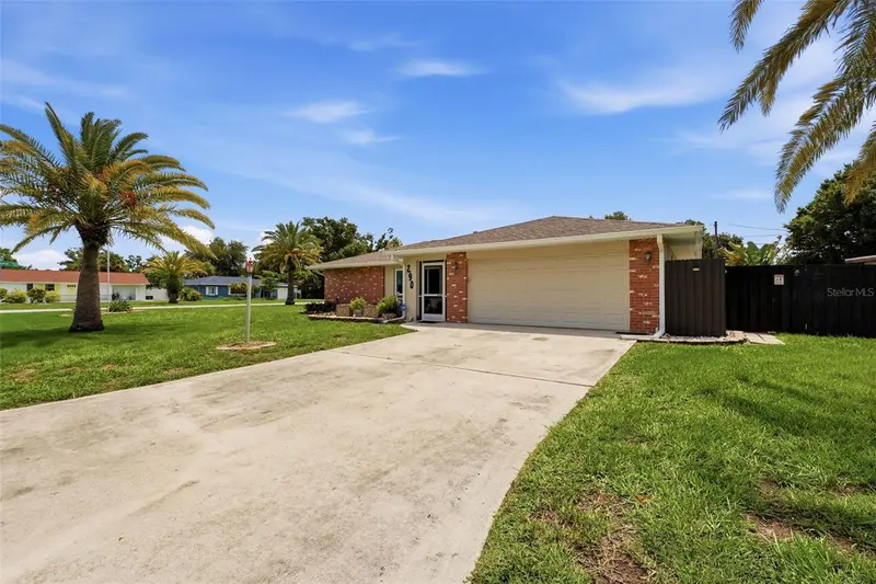 290 CAPRI AVENUE, VENICE, photo 2 of 62