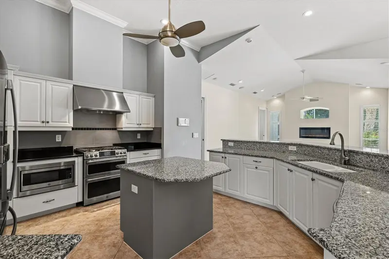 4364 CORSO VENETIA BOULEVARD, VENICE, photo 3 of 92