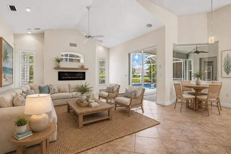 4364 CORSO VENETIA BOULEVARD, VENICE, photo 4 of 92