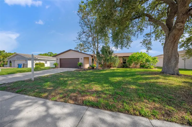 911 SOUTHERN PINE LANE, SARASOTA, photo 2 of 36
