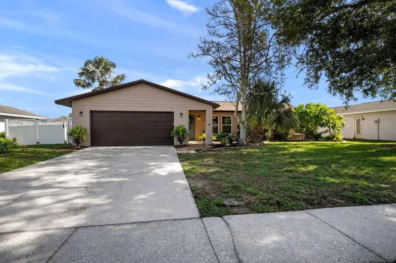 911 SOUTHERN PINE LANE, SARASOTA, photo 3 of 36