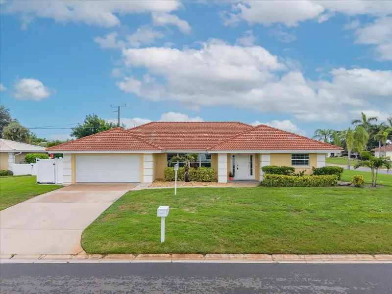 100 MATISSE CIRCLE, NOKOMIS