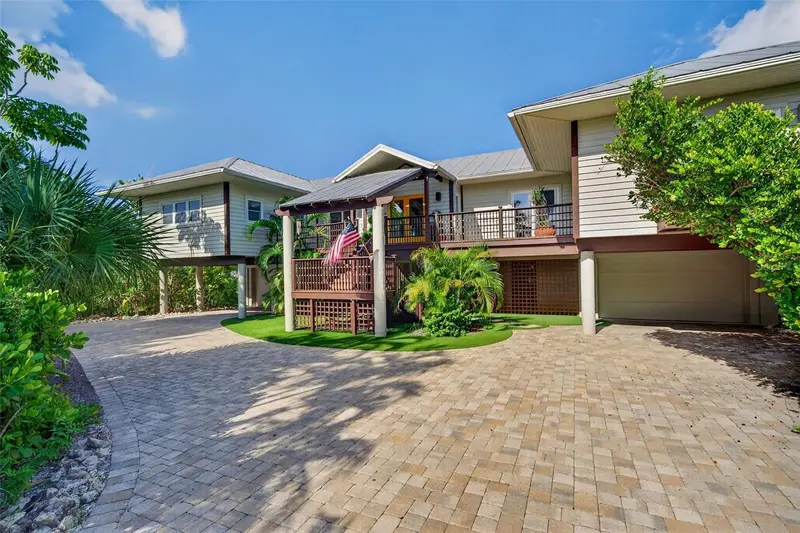 677 LANDS END DRIVE, LONGBOAT KEY