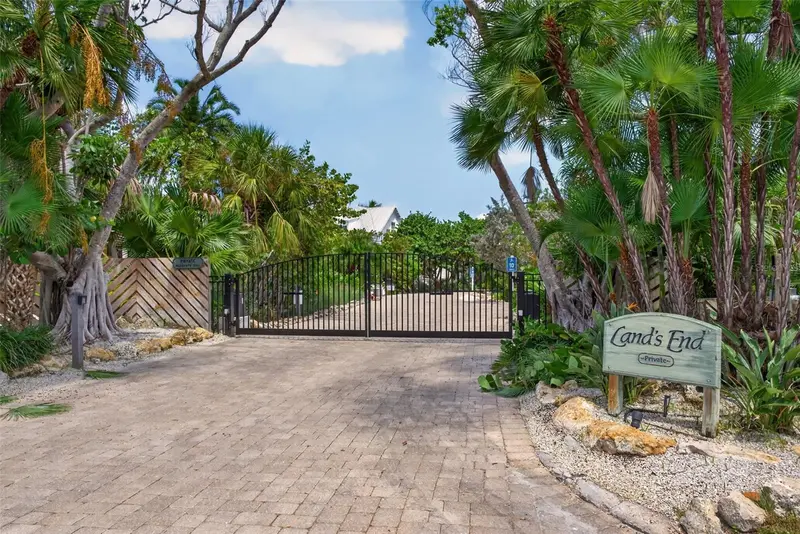 677 LANDS END DRIVE, LONGBOAT KEY, photo 5 of 39