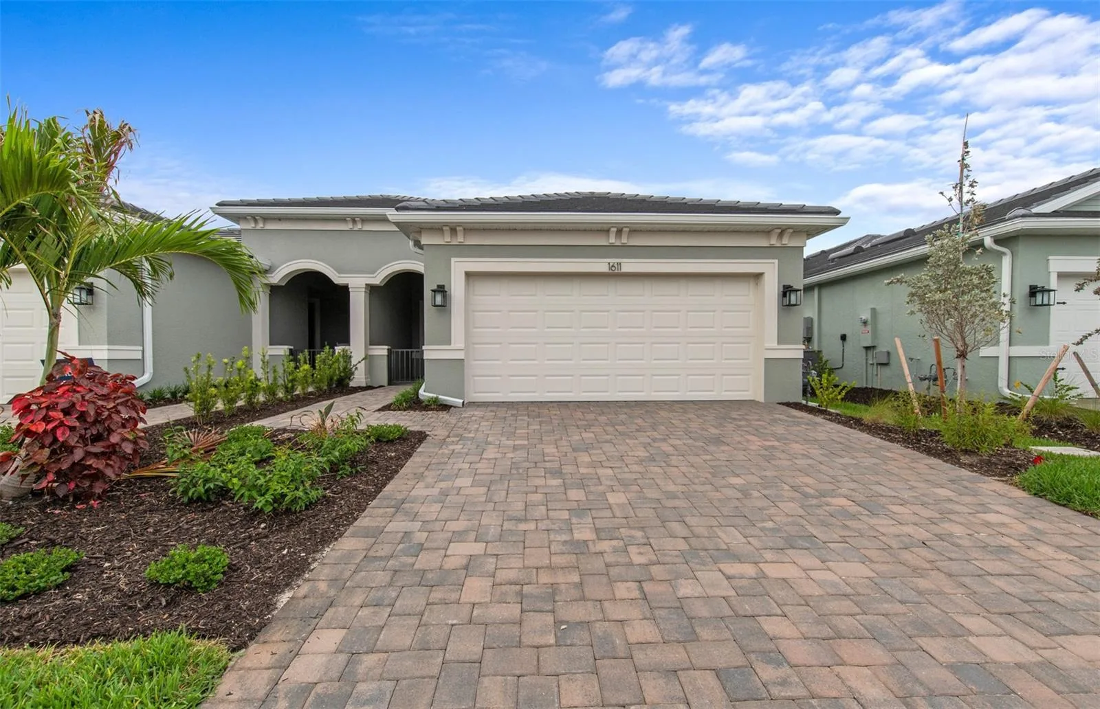AVALIABLE NOW!!Move in before the holidays.