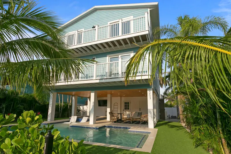 2203 AVENUE B, BRADENTON BEACH