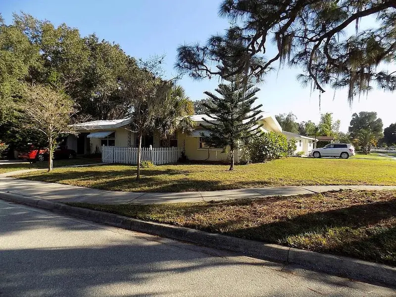 2695 EAST AVENUE, SARASOTA
