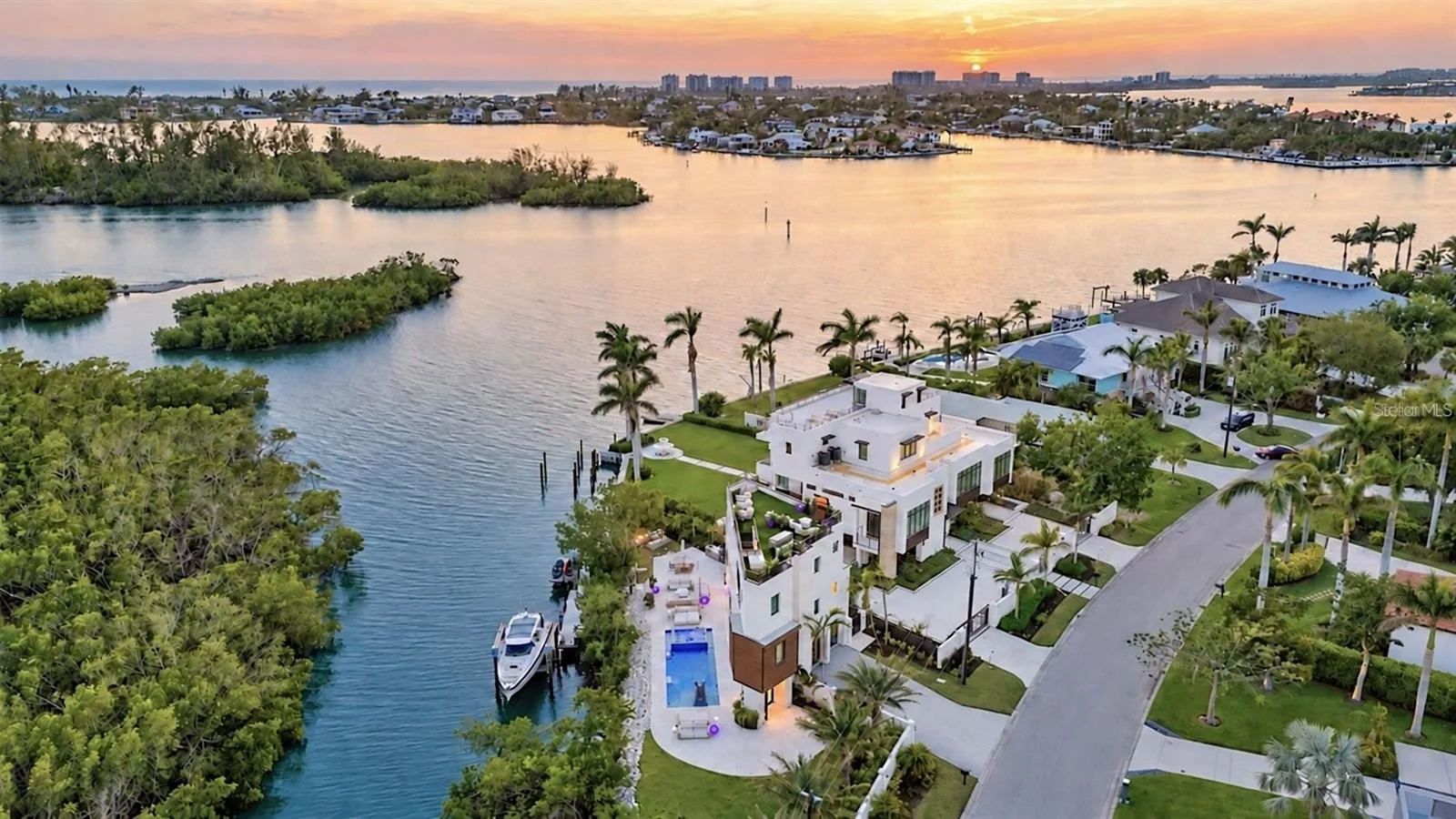 Deepwater boating, great rooftop and balcony sunset views