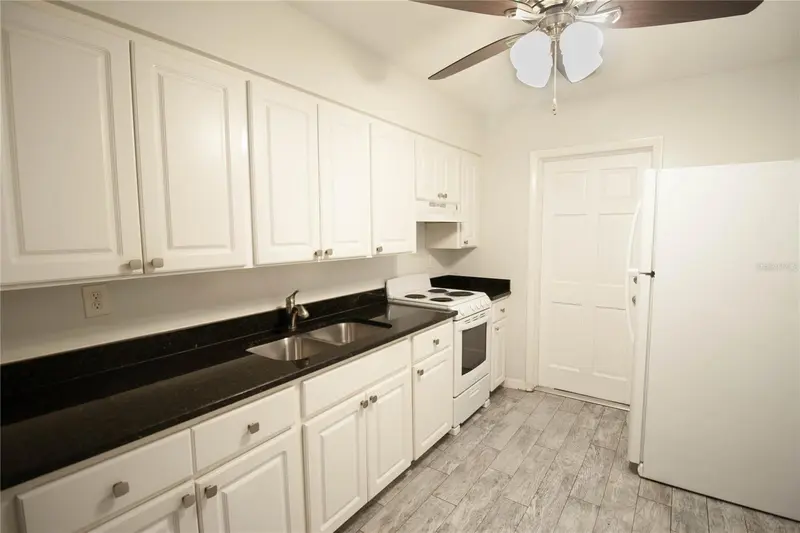 6377 GATEWAY AVENUE, SARASOTA, photo 4 of 11