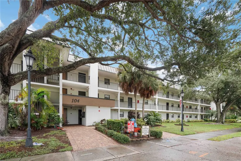 104 CAPRI ISLES BOULEVARD #301, VENICE