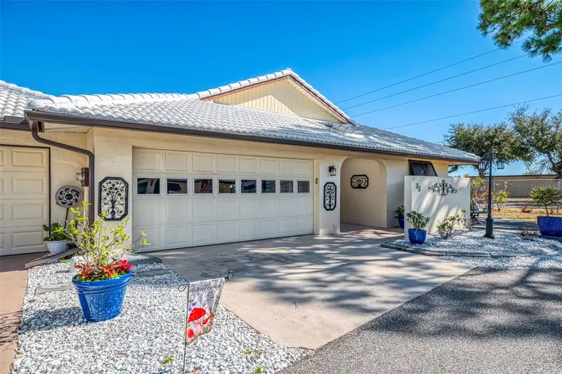 32 PEBBLE ROCK DRIVE, VENICE
