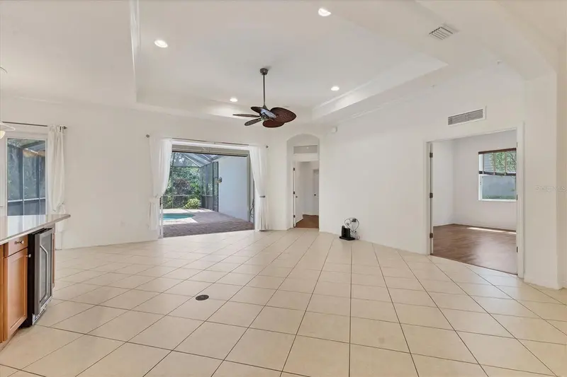 7236 LISMORE COURT, LAKEWOOD RANCH, photo 2 of 48