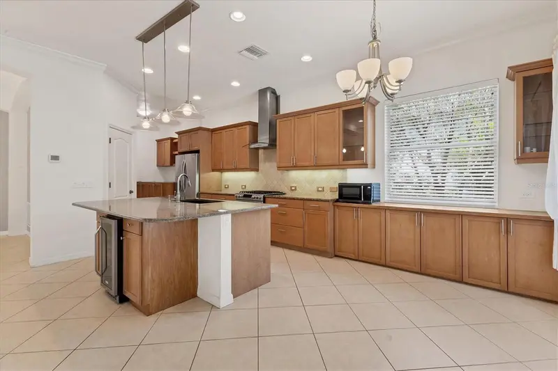 7236 LISMORE COURT, LAKEWOOD RANCH, photo 4 of 48