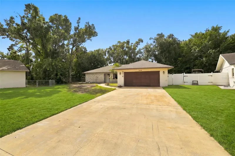 8326 SYLVAN WOODS DRIVE, SARASOTA, photo 3 of 37